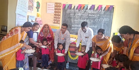ತಾಲೂಕಿನ ಹಿರೇ ಸೂಳಿಕೇರಿ ತಾಂಡದ ಅಂಗನವಾಡಿ ಕೇಂದ್ರದಲ್ಲಿ ಒಂದನೇ ತರಗತಿಗೆ ಸೇರುವ ಮಕ್ಕಳ ಬೀಳ್ಕೊಡುಗೆ ಕಾರ್ಯಕ್ರಮದಲ್ಲಿ ಮಕ್ಕಳಿಗೆ ಅಕ್ಷರಾಭ್ಯಾಸ ಮಾಡಿಸಲಾಯಿತು.