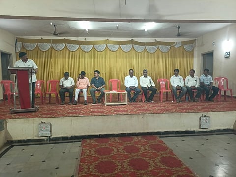 ಕೊಪ್ಪಳ ನೌಕರರ ಸಾಂಸತಿಕ ಭವನದಲ್ಲಿ ನಡೆದ ರಾಜ್ಯ ಸರ್ಕಾರಿ ನೌಕರರ ಸಂಘದ ಜಿಲ್ಲಾ ಘಟಕದ ಕಾರ್ಯಕಾರಿ ಸಮಿತಿ ಸಭೆಯಲ್ಲಿ ಜಿಲ್ಲಾಧ್ಯಕ್ಷ ನಾಗರಾಜ ಜುಮ್ಮನ್ನವರ ಮಾತನಾಡಿದರು. ಗೌರವಾಧ್ಯಕ್ಷ ಸಿದ್ಧಪ್ಪ ಮೆಳ್ಳಿ, ಉಪಾಧ್ಯಕ್ಷ ಗೋಪಾಲಕೃಷ್ಣ ಮುಂಡರಗಿ, ರಾಜ್ಯ ಪದಾಧಿಕಾರಿಗಳಾದ ಮಂಜುನಾಥ, ಹೇಮಣ್ಣ ಕವಲೂರ, ಖಜಾಂಚಿ ಜಯತೀರ್ಥ ದೇಸಾಯಿ ಇದ್ದರು.