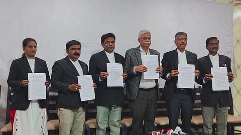 ಕೊಪ್ಪಳ ಜಿಲ್ಲಾ ವಕೀಲರ ಸಂಘದ ಚುನಾವಣೆ ಪ್ರಣಾಳಿಕೆ ಬಿಡುಗಡೆ ಮಾಡಲಾಯಿತು. ಜಿಲ್ಲಾ ವಕೀಲರ ಸಂಘದ ಅಧ್ಯಕ್ಷ ಸ್ಥಾನದ ಅಭ್ಯರ್ಥಿ ಹನುಮೇಶ ಎಚ್​. ಮುರಡಿ, ಪ್ರಚಾರ ಸಮಿತಿ ಅಧ್ಯಕ್ಷ ಎ.ವಿ. ಕಣವಿ, ಪದಾಧಿಕಾರಿ ಆಕಾಂಕ್ಷಿಗಳಾದ ಅಂದಾನಗೌಡ ಎಸ್​. ಮಾಲಿಪಾಟೀಲ, ಚಿದಾನಂದಗೌಡ ಎಂ. ಪೋಲಿಸ್​ ಪಾಟೀಲ್​, ಬಸವರಾಜ ಹೆಚ್​. ಮೇಲುಸಕ್ಕರಿ, ವೀಣಾ ಎಸ್​. ವಾಲ್ಮೀಕಿ ಇದ್ದರು.
