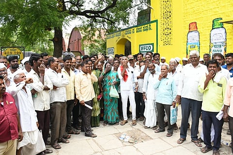 ರೈತರಿಗೆ ರಸಗೊಬ್ಬರ ಕೊರತೆಯಾಗದಂತೆ ಕೇಂದ್ರ, ರಾಜ್ಯ ಸರ್ಕಾರಗಳು ನೋಡಿಕೊಳ್ಳಬೇಕು, ಕೇಂದ್ರ ಸರ್ಕಾರ ಕಾಂಪ್ಲೆಕ್ಸ್​ ಗೊಬ್ಬರಕ್ಕೆ ಸಹಾಯಧನ ನೀಡಬೇಕು ಎಂಬುದು ಸೇರಿ ನಾನಾ ಬೇಡಿಕೆ ಈಡೇರಿಕೆಗೆ ಆಗ್ರಹಿಸಿ ಕರ್ನಾಟಕ ಪ್ರಾಂತ ರೈತ ಸಂಘದ ಕಾರ್ಯಕರ್ತರು ಕಲಬುರಗಿ ಎಪಿಎಂಸಿ ಎದುರು ಮಂಗಳವಾರ ಬೊಬ್ಬೆ ಹಾಕಿ ಪ್ರತಿಭಟನೆ ನಡೆಸಿದರು. ಸಂದ ಜಿಲ್ಲಾಧ್ಯಕ್ಷ ಶರಣಬಸಪ್ಪ ಮಮಶೆಟ್ಟಿ, ರೇವಣಸಿದ್ದಪ್ಪ ಪಾಟೀಲ್​, ಭೀಮಶಾ ಬಡದಾಳ್​, ದೇವು ಬಿರಾದಾರ್​, ಶರಣಪ್ಪ ವಚ್ಚಾ, ಸಿದ್ದು ಎಸ್​.ಎಲ್​ ಇತರರಿದ್ದರು.