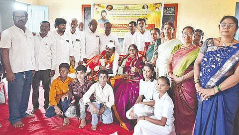 ಕಮಲಾಪುರ ತಾಲೂಕಿನ ಬಂಡನಕೇರಾ ತಾಂಡಾ ಶಾಲೆಯಲ್ಲಿ ನಿವೃತ್ತ ಶಿಕ್ಷಕ ಸೂರ್ಯಕಾಂತ ಪಾಟೀಲ್​ ದಂಪತಿಯನ್ನು ಸನ್ಮಾನಿಸಲಾಯಿತು.