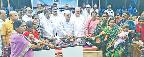 ಆಳಂದನಲ್ಲಿ ಶಾಸಕ ಬಿ.ಆರ್​.ಪಾಟೀಲ್​ ಅವರು ಡಿ.ದೇವರಾಜು ಅರಸು ನಿಗಮದಿಂದ ಮಹಿಳೆಯರಿಗೆ ಹೊಲಿಗೆ ಯಂತ್ರ ವಿತರಿಸಿದರು. ಶಿವಪುತ್ರಪ್ಪ ಪಾಟೀಲ್​, ಜಗದೇವಪ್ಪ ಮುಗುಟ, ಹಣಮಂತ ಜಾಗೀರದಾರ್​ ಇತರರಿದ್ದರು.