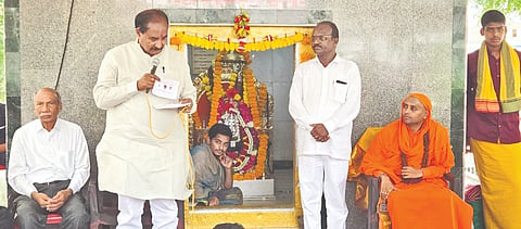 ಕಲಬುರಗಿಯ ಗೋದುತಾಯಿ ಕಾಲನಿಯ ಶ್ರೀ ಮಲ್ಲಿಕಾರ್ಜುನ ದೇವಸ್ಥಾನ ವಾರ್ಷಿಕೋತ್ಸವ ಆಚರಿಸಲಾಯಿತು. ಶ್ರೀ ಅಭಿನವ ಕಾರ್ತಿಕೇಶ್ವರ ಶಿವಾಚಾರ್ಯರು, ಶಾಸಕ ಅಲ್ಲಮಪ್ರಭು ಪಾಟೀಲ್​ ಇತರರಿದ್ದರು.