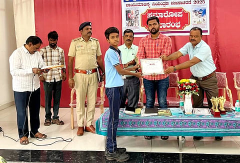 ಕೊಪ್ಪಳದಲ್ಲಿ ಇತ್ತೀಚೆಗೆ ಹಮ್ಮಿಕೊಂಡಿದ್ದ ವಾಯುಮಾಲಿನ್ಯ ನಿಯಂತ್ರಣ ಜಾಗೃತಿ ಕಾರ್ಯಕ್ರಮದಲ್ಲಿ ಮಕ್ಕಳಿಗೆ ಪ್ರಶಸ್ತಿ‌ ಪತ್ರ ವಿತರಿಸಲಾಯಿತು. ಆರ್ ಟಿಒ ಪ್ರಭುಸ್ವಾಮಿ ಹಿರೇಮಠ, ಪರಿಸರ ಅಧಿಕಾರಿ ಅಮರ್, ಡಿಡಿಪಿಐ ಕಚೇರಿ ಅಧೀಕ್ಷಕ ಉಮೇಶ ಇದ್ದರು.