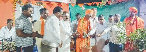 ಬೆಟಗೇರಿ ಗ್ರಾಮದ ಮುಂಡರಗಿ ಅನ್ನದಾನೀಶ್ವರ ಶಾಖಾಮಠದಲ್ಲಿ ಪ್ರವಚನಕ್ಕೆ ಗಣ್ಯರು ಚಾಲನೆ ನೀಡಿದರು. ಶ್ರೀ ಮಹಾದೇವ ಸ್ವಾಮೀಜಿ, ಶ್ರೀ ಚಿದಾನಂದ ಸ್ವಾಮೀಜಿ, ಪ್ರಮುಖರಾದ ದುರುಗಪ್ಪ, ಲಲಿತಾ, ವೀರೇಶ, ಶಂಕ್ರಪ್ಪ, ಶರಣಪ್ಪ ಇದ್ದರು.