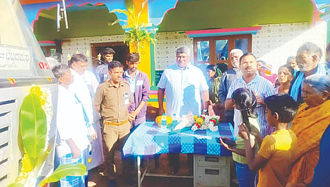 ಬೆಟ್ಟದಪುರ ಸಮೀಪದ ಹುಣಸೆಕೊಪ್ಪಲು ಗ್ರಾಮಕ್ಕೆ ಆರಂಭಗೊಂಡ ಬಸ್ ಸಂಚಾರಕ್ಕೆ ತಾಲೂಕು ಆಶ್ರಯ ಹಾಗೂ ಗ್ಯಾರಂಟಿ ಸಮಿತಿ ಅಧ್ಯಕ್ಷ ನಿತಿನ್ ವೆಂಕಟೇಶ್ ಚಾಲನೆ ನೀಡಿದರು. ಸುಮಿತ್, ಅಶೋಕ, ಧನಪಾಲ್, ನಾಗರಾಜೇಗೌಡ ಇದ್ದರು.