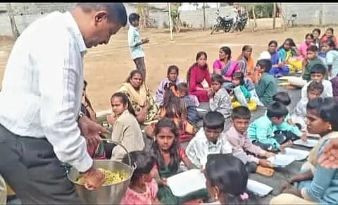 ಬೆಕ್ಕರೆ ಶಾಲೆಯಲ್ಲಿ ಆಯೋಜಿಸಿದ್ದ ಅಮ್ಮಂದಿರ ಕೈತುತ್ತು ದಿನ ಕಾರ್ಯಕ್ರಮದಲ್ಲಿ ಬಿಇಒ ರವಿಪ್ರಸನ್ನ ಮಕ್ಕಳಿಗೆ ಊಟ ಬಡಿಸಿದರು.