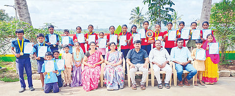  ಚಪ್ಪರದಹಳ್ಳಿ ಸರ್ಕಾರಿ ಪ್ರಾಥಮಿಕ ಶಾಲೆಯ ವಿದ್ಯಾರ್ಥಿಗಳು ವಲಯಮಟ್ಟದ ಕ್ರೀಡಾಕೂಟದಲ್ಲಿ ಉತ್ತಮ ಸಾಧನೆ ಮಾಡುವ ಮೂಲಕ ತಾಲೂಕುಮಟ್ಟಕ್ಕೆ ಆಯ್ಕೆಯಾದ ಹಿನ್ನೆಲೆಯಲ್ಲಿ ಶಾಲೆ ವತಿಯಿಂದ ಅಭಿನಂದನೆ ಸಲ್ಲಿಸಲಾಯಿತು. ಓಂಕಾರ್ ಮೂರ್ತಿ, ದಿವ್ಯಾ, ಉಷಾ, ಜಗದೀಶ್, ಸಚಿನ್ ಇತರರಿದ್ದರು.