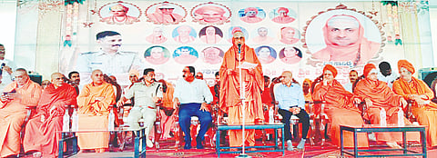 ಬೆಟ್ಟದಪುರ ಸಮೀಪದ ಕೂಣಸೂರು ಗ್ರಾಮದಲ್ಲಿ ಆಯೋಜಸಿದ ದಿ.ಕೆ.ಬಿ ರವಿ ಅವರ ನುಡಿನಮನ ಕಾರ್ಯಕ್ರಮದಲ್ಲಿ ಸುತ್ತೂರು ಮಠದ ಜಗದ್ಗುರು ಶ್ರೀ ಶಿವರಾತ್ರಿ ದೇಶಿಕೇಂದ್ರ ಮಹಾಸ್ವಾಮಿಗಳು ಮಾತನಾಡಿದರು. ಶಂಕರ ಬಿದರಿ, ಬೋರಲಿಂಗಯ್ಯ ವಿವಿಧ ಮಠದ ಮಠಾಧೀಶರು ಇತರರಿದ್ದರು.