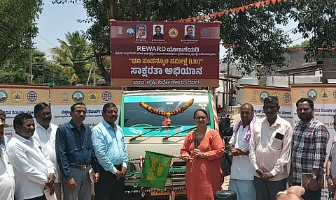   ಜಿಲ್ಲೆಯ ಅಬ್ಬಿಗೇರಿ ಗ್ರಾಮದಲ್ಲಿ ಕೃಷಿ ಇಲಾಖೆಯಿಂದ ಭೂಸಮೀಾ ಸಾಕ್ಷರತಾ ಕಾರ್ಯಕ್ರಮಕ್ಕೆ ಚಾಲನೆ ನೀಡಲಾಯಿತು. ಚೇತನಾ ಪಾಟೀಲ, ಪಾಲಾಕ್ಷಗೌಡ,  ಬಸವರಾಜ, ಅನ್ನಪೂರ್ಣ, ವಿಜಯಲಕ್ಷಿ$್ಮ ಜೋಗಿ, ಅಬ್ಬಿಗೇರಿ ಗ್ರಾಮದ ಪ್ರಗತಿಪರ ರೈತರು ಇತರರು ಇದ್ದರು.  