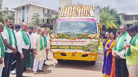  ಹೊಲ ಉಳಿಸಿ ಅಭಿಯಾನಕ್ಕೆ ಸಂಸದ ಬಸವರಾಜ ಬೊಮ್ಮಾಯಿ ಚಾಲನೆ ನೀಡಿದರು. ಸಿ.  ಎನ್​ ಶ್ರೀಧರ, ಚೇತನಾ ಪಾಟೀಲ, ಮಲ್ಲಯ್ಯ ಕೆ, ಎಂ. ವಿ. ಚಳಗೇರಿ, ಎಸ್​. ಎಸ್​. ಕಲ್ಮನಿ ಇತರರು ಇದ್ದರು. 