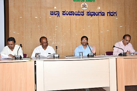   ಗದಗ ಜಿಪಂ ಸಭಾಂಗಣದಲ್ಲಿ ಎಸ್​ಐಆರ್​ ಕುರಿತು ಸಭೆ ಜರುಗಿತು. ಸಿಇಓ ಮುಕುಲ್​ ಜೈನ್​, ಸಿ.ಆರ್​. ಮುಂಡರಗಿ ಇತರರು ಇದ್ದರು.