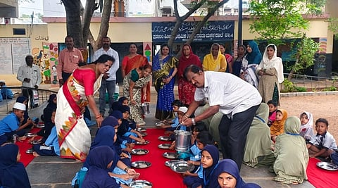 ಗದಗ ಸರ್ಕಾರಿ ಶಾಲೆಯಲ್ಲಿ ಕದಳಿಶ್ರೀವೇದಿಕೆಯಿಂದ ಅಮೃತ ಭೋಜನ ಕಾರ್ಯಕ್ರಮ ಜರುಗಿತು. ಹಸಿನಾ ಮಕಾನದಾರ, ಜೈಕುಮಾರ, ಎನ್​. ಎಚ್​. ಜಕ್ಕಲಿ, ಎಸ್​.ಎಸ್​. ಬಳ್ಳಾರಿ, ಸನಾ ಮುಳ್ಳನವರ ಇತರರು ಇದ್ದರು.