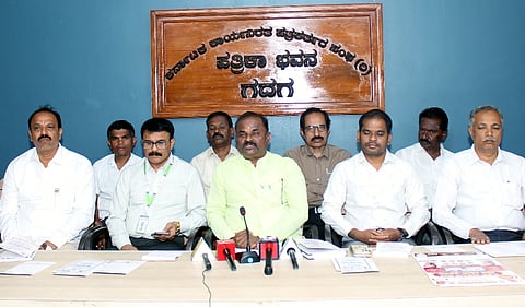ಬೃಹತ್​ ಉದ್ಯೋಗ ಮೇಳ ಕುರಿತು ಶರಣು ಗುಡಿಮನಿ ಸುದ್ದಿಗೋಷ್ಟಿ ನಡೆಸಿದರು. ಚನ್ನವಿರಪ್ಪ ಹುಣಸಿಕಟ್ಟಿ, ಶಿದ್ರಾಮಪ್ಪ ಉಮಚಗಿ, ಪ್ರಕಾಶ ಉಗಲಾಟದ, ರಾವೇಂದ್ರ ಕಾಲವಾಡ, ಅಶೋಕ ಸಂಕಣ್ಣವರ,  ಅರವಿಂದ ಕಾಮತ, ಎಂ. ಎಂ. ಬುರಡಿ ಇತರರು ಇದ್ದರು.    