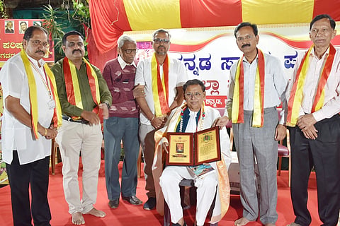   ಜಿಲ್ಲಾ ಕನ್ನಡ ಸಾಹಿತ್ಯ ಪರಿಷತ್ತಿನಿಂದ ಜರುಗಿದ ಸಾಹಿತ್ಯ ಸಿಂಚನ ಕಾರ್ಯಕ್ರಮದಲ್ಲಿ ಶಾಸಕ ಪ್ರೊ. ಎಸ್​. ವಿ. ಸಂಕನೂರ ಅವರನ್ನು ಸನ್ಮಾನಿಸಲಾಯಿತು. ವಿವೇಕಾನಂದಗೌಡ ಪಾಟೀಲ, ರಾಜು ಹೆಬ್ಬಳ್ಳಿ, ಎಂ.ಎಚ್​.ಸವದತ್ತಿ, ಡಾ. ರಾಜಶೇಖರ ಬಳ್ಳಾರಿ ಇತರರು ಇದ್ದರು.