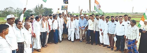 ವಿಬಿ ಜಿ ರಾಮ್ ಜಿ ಯೋಜನೆ ವಿರೋಧಿಸಿ ಹಗರಿಬೊಮ್ಮನಹಳ್ಳಿ ತಾಲೂಕಿನ ಬನ್ನಿಕಲ್ಲು ಗ್ರಾಮದಿಂದ ಹಂಪಸಾಗರವರೆಗೆ ಕಾಂಗ್ರೆಸ್‌ನಿಂದ ಪಾದಯಾತ್ರೆ ನಡೆಸಲಾಯಿತು. 