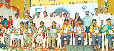 ಪಟ್ಟಣದ ಕನಕ ಭವನದಲ್ಲಿ ಶಿಕ್ಷಣ ಇಲಾಖೆ ವತಿಯಿಂದ ಶನಿವಾರ ಹಮ್ಮಿಕೊಂಡಿದ್ದ ಎಸ್‌ಎಸ್‌ಎಲ್‌ಸಿ ಮತ್ತು ಪಿಯುಸಿಯಲ್ಲಿ ಉನ್ನತ ಶ್ರೇಣಿ ಪಡೆದ ಸಾವಿರ ವಿದ್ಯಾರ್ಥಿಗಳಿಗೆ ಸನ್ಮಾನ ಕಾರ್ಯಕ್ರಮದಲ್ಲಿ ವಿದ್ಯಾರ್ಥಿಗಳನ್ನು ರವಿ ಡಿ ಚನ್ನಣ್ಣನವರ್ ಹಾಗೂ ಅನಿಲ್ ಚಿಕ್ಕಮಾದು ಅಭಿನಂದಿಸಿದರು.