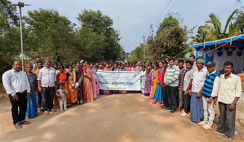 ಪೋಟೋ ಇದೆ 09ಊಆಏ01 ಎಚ್.ಡಿ.ಕೋಟೆ ತಾಲೂಕಿನ ಸೊಳ್ಳೇಪುರ ಸಿ ಹಾಡಿಯಲ್ಲಿ ಗೀತಂ ವಿಶ್ವವಿದ್ಯಾಲಯ ಮತ್ತು ಭಾರತದ ವಿಜ್ಞಾನ ಮತ್ತು ತಂತ್ರಜ್ಞಾನ ಇಲಾಖೆ ಸಹಭಾಗಿತ್ವದಲ್ಲಿ ನಡೆದ ಕರ್ನಾಟಕದ ಜೇನು ಕುರುಬ ಬುಡಕಟ್ಟು ಸಮುದಾಯಕ್ಕೆ ಜೇನುಸಾಕಣೆಯಲ್ಲಿ ಸಮುದಾಯ ಸಂಪರ್ಕ ತರಬೇತಿಯಲ್ಲಿ ಸಮುದಾಯದ ಜನರಿಗೆ ಜಾಗೃತಿ ಮೂಡಿಸಲಾಯಿತು. ಡಾ. ಕೆ.ಟಿ. ವಿಜಯಕುಮಾರ್, ಸುಲೈಮಾನ್ ರಾಜ್, ಕಾಳಿಂಗೇಗೌಡ, ಭಾಸ್ಕರ, ಗೀತಾ, ಪ್ರೊ. ಐ. ಜೀನಾ ಜಾಕೋಬ್ ಇತರರಿದ್ದರು.