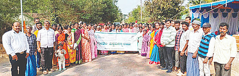 ಎಚ್.ಡಿ.ಕೋಟೆ ತಾಲೂಕಿನ ಸೊಳ್ಳೇಪುರ ಸಿ ಹಾಡಿಯಲ್ಲಿ ಗೀತಂ ವಿಶ್ವವಿದ್ಯಾಲಯ ಮತ್ತು ವಿಜ್ಞಾನ ಮತ್ತು ತಂತ್ರಜ್ಞಾನ ಇಲಾಖೆ ಸಹಭಾಗಿತ್ವದಲ್ಲಿ ನಡೆದ ಕರ್ನಾಟಕದ ಜೇನು ಕುರುಬ ಬುಡಕಟ್ಟು ಸಮುದಾಯಕ್ಕೆ ಜೇನುಸಾಕಣೆಯಲ್ಲಿ ಸಮುದಾಯ ಸಂಪರ್ಕ ತರಬೇತಿಯಲ್ಲಿ ಸಮುದಾಯದ ಜನರಿಗೆ ಜಾಗೃತಿ ಮೂಡಿಸಲಾಯಿತು. ಡಾ.ಕೆ.ಟಿ. ವಿಜಯಕುಮಾರ್, ಸುಲೈಮಾನ್ ರಾಜ್, ಕಾಳಿಂಗೇಗೌಡ, ಭಾಸ್ಕರ, ಗೀತಾ, ಪ್ರೊ.ಐ. ಜೀನಾ ಜಾಕೋಬ್ ಇತರರಿದ್ದರು.