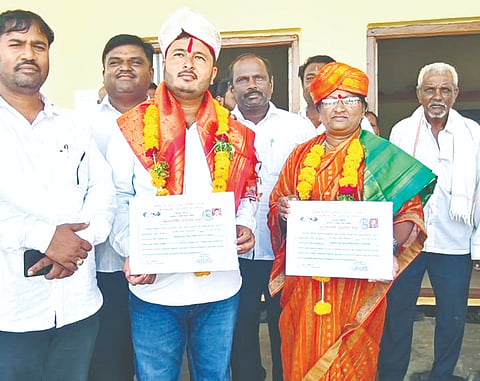ಹುಲಸೂರು ಸಮೀಪದ  ಭಾಲ್ಕಿ ತಾಲೂಕಿನ ಗಡಿ ಭಾಗದ ಅಳವಾಯಿ ಗ್ರಾಮದಲ್ಲಿ ಶನಿವಾರ ಪಿಕೆಪಿಎಸ್​ ಸಹಕಾರ ಸಂದ ಅಧ್ಯ ಸುಭಾಷ ಹಾಗೂ & ಉಪಾಧ್ಯಕ್ಷೆ  ಸುನೀತಾ ಅವರನ್ನು ಸನ್ಮಾನಿಸಲಾಯಿತು. ಪ್ರವಿಣ ಹಣಮಶೆಟ್ಟೆ, ಗೋಪಾಳ ಸೂರ್ಯವಂಶಿ, ಗುಂಡಪ್ಪ ಗಂದಗೆ ಇತರರಿದ್ದರು.