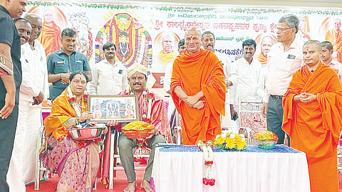 ಕೆ.ಎಂ.ದೊಡ್ಡಿ ಸಮೀಪದ ಚಿಕ್ಕರಸಿನಕೆರೆಯ ಶ್ರೀಕಾಲಭೈರವೇಶ್ವರ ಪುಣ್ಯಕ್ಷೇತ್ರದಲ್ಲಿ 50ವರ್ಷ ಪೂರೈಸಿದ 50 ಹಿರಿಯ ದಂಪತಿಗೆ ಶ್ರೀಕ್ಷೇತ್ರ ಆದಿಚುಂಚನಗಿರಿ ಮಹಾಸಂಸ್ಥಾನ ಮಠದ ವತಿಯಿಂದ ಸನ್ಮಾನ ಹಾಗೂ ಬಾಗಿನ ಕಾರ್ಯಕ್ರಮದಲ್ಲಿ ಶಾಸಕ ಕದಲೂರು ಉದಯ್, ವಿನೂತಾ ಉದಯ್ ದಂಪತಿಯನ್ನು ಸನ್ಮಾನಿಸಲಾಯಿತು. ಡಾ.ಪ್ರಸನ್ನನಾಥ ಸ್ವಾಮೀಜಿ, ಯಜಮಾನ ಶಿವಲಿಂಗೇಗೌಡ, ಪದಾಧಿಕಾರಿಗಳಾದ ಚನ್ನೇಗೌಡ, ಪುಟ್ಟರಾಜು, ರಘು, ಲೋಕೇಶ್, ಶಿವಣ್ಣ, ಮರಿಲಿಂಗಮ್ಮ, ಜೋಗಿಗೌಡ ಇತರರು ಇದ್ದರು.