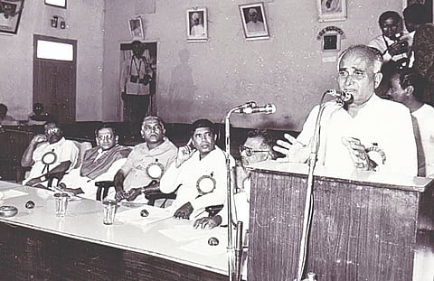 ಕಾರ್ಯಕ್ರಮವೊಂದರಲ್ಲಿ ಮಾಜಿ ಮುಖ್ಯಮಂತ್ರಿಗಳಾದ ಎಸ್.ಎಂ.ಕೃಷ ಮತ್ತು ಬಿ.ಎಸ್.ಯಡಿಯೂರಪ್ಪ ಅವರ ಜತೆಯಲ್ಲಿ ಮಾಜಿ ಸಂಸದ ಜಿ.ಮಾದೇಗೌಡ.  