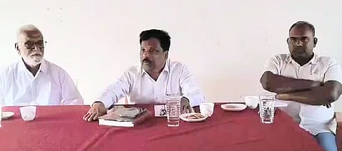  ಕುಶಾಲನಗರ ತಾಲೂಕು ತಹಸೀಲ್ದಾರ್ ಹಾಗೂ ರಾಷ್ಟ್ರೀಯ ಹಬ್ಬಗಳ ಆಚರಣಾ ಸಮಿತಿ ಅಧ್ಯಕ್ಷರಾದ ಕಿರಣ್ ಜಿ. ಗೌರಯ್ಯ, ಕುಶಾಲನಗರ ಪುರಸಭೆ ಮುಖ್ಯಾಧಿಕಾರಿ ಗಿರೀಶ್, ಹಿರಿಯ ನಾಗರಿಕ ಫಜಲುಲ್ಲಾ ಉಪಸ್ಥಿತರಿದ್ದರು.