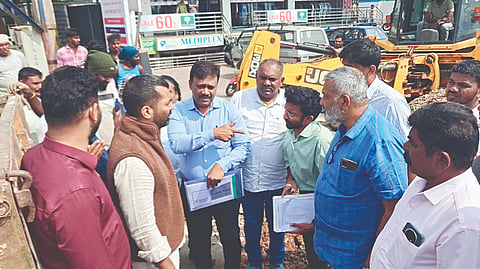 ಕುಶಾಲನಗರದಲ್ಲಿ ಪ್ರಗತಿಯಲ್ಲಿರುವ ಒಳಚರಂಡಿ ಕಾಮಗಾರಿಯನ್ನು ಶಾಸಕ ಡಾ.ಮಂತರ್ ಗೌಡ ಪರಿಶೀಲಿಸಿದರು. ಪ್ರಮೋದ್ ಮುತ್ತಪ್ಪ, ಗಿರೀಶ್ ಕುಮಾರ್, ಉಮೇಶ್ ಚಂದ್ರ, ಪ್ರಸನ್ನ ಕುಮಾರ್, ಸಹಾಯಕ ಇಂಜಿನಿಯರ್ ಬಿಪಿನ್ ಚಂದ್ರ ಇದ್ದರು.