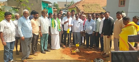 ಮದ್ದೂರು ತಾಲೂಕಿನ ಕುರುಬರದೊಡ್ಡಿ ಗ್ರಾಮದಲ್ಲಿ ರಸ್ತೆ ಅಭಿವೃದ್ಧಿ ಕಾಮಗಾರಿಗೆ ಶಾಸಕ ಕೆ.ಎಂ.ಉದಯ್ ಭೂಮಿಪೂಜೆ ನೆರವೇರಿಸಿದರು. ಮಹೇಶ್, ರಾಜಣ್ಣ, ನಾಗರಾಜು, ಶಂಕರಲಿಂಗಯ್ಯ ಇದ್ದರು.