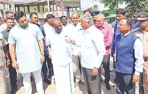 ಮದ್ದೂರು ರೈಲ್ವೆ ನಿಲ್ದಾಣಕ್ಕೆ ಕೇಂದ್ರ ರೈಲ್ವೆ ಖಾತೆ ರಾಜ್ಯ ಸಚಿವ ವಿ.ಸೋಮಣ್ಣ, ಉಕ್ಕು ಮತ್ತು ಬೃಹತ್ ಕೈಗಾರಿಕಾ ಸಚಿವ ಎಚ್.ಡಿ.ಕುಮಾರಸ್ವಾಮಿ ಅವರೊಂದಿಗೆ ಭೇಟಿ ನೀಡಿ ಪರಿಶೀಲನೆ ನಡೆಸಿದರು. ಯದವೀರ್ ಕೃಷ್ಣದತ್ತ ಚಾಮರಾಜ ಒಡೆಯರ್, ಡಿ.ಸಿ.ತಮ್ಮಣ್ಣ ಇದ್ದರು.