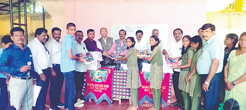 ಮದ್ದೂರು ನಗರದ ಶಿವಪುರದ ಸರ್ಕಾರಿ ಪದವಿ ಪೂರ್ವ ಕಾಲೇಜಿನಲ್ಲಿ (ಪ್ರೌಢಶಾಲಾ ವಿಭಾಗ) ಕೃಷಿಕ್ ಅಲಯನ್ಸ್ ಕ್ಲಬ್, ಸಕ್ಕರೆ ನಾಡು ಅಲಯನ್ಸ್ ಕ್ಲಬ್ ವತಿಯಿಂದ ವಿದ್ಯಾರ್ಥಿಗಳಿಗೆ ಉಚಿತವಾಗಿ ನೋಟ್‌ಬುಕ್ ಹಾಗೂ ಲೇಖನಿ ಸಾಮಗ್ರಿಗಳನ್ನು ವಿತರಿಸಲಾಯಿತು. ಕೆ.ಟಿ.ಹನುಮಂತು, ಕೆ.ಎಸ್.ಚಂದ್ರಶೇಖರ್, ಎಸ್.ಎಸ್.ಕೃಷ್ಣಪ್ಪ, ನಾಗರಾಜು, ಧನಂಜಯ, ಲೋಕೇಶ್, ಆನಂದ್ ಇದ್ದರು.