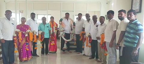  ಕೊಪ್ಪ ಪ್ರಾಥಮಿಕ ಕೃಷಿ ಪತ್ತಿನ ಸಹಕಾರ ಸಂಘದ ಅಧ್ಯಕ್ಷರಾಗಿ ಆಯ್ಕೆಯಾದ ಶಿವಲಿಂಗೇಗೌಡ ಅವರನ್ನು ಬ್ಲಾಕ್ ಕಾಂಗ್ರೆಸ್ ಅಧ್ಯಕ್ಷ ಕೆ.ಎನ್.ದಿವಾಕರ್ ಅಭಿನಂದಿಸಿದರು. ಮಂಜುಳಾ, ಲಕ್ಷ್ಮಮ್ಮ ಈರೇಗೌಡ,  ಕೃಷ್ಣೇಗೌಡ, ಲಿಂಗರಾಜು, ತೋಯಜಾಕ್ಷ, ರಾಮಕೃಷ್ಣ, ಶಿವಣ್ಣ, ಜಯರಾಮು, ರಮೇಶ್ ಇದ್ದರು. 