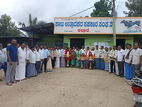 ಮದ್ದೂರು ತಾಲೂಕಿನ ಕಬ್ಬಾರೆ ಗ್ರಾಮದ ಹಾಲು ಉತ್ಪಾದಕ ಸಹಕಾರ ಸಂಘದ ನೂತನ ಅಧ್ಯಕ್ಷರಾಗಿ ಜೆಡಿಎಸ್ ಬೆಂಬಲಿತ ಕೆ.ರವಿಕುಮಾರ್ ಅಧ್ಯಕ್ಷರಾಗಿ, ಕೆ.ಶಶಿಕಲಾ ಉಪಾಧ್ಯಕ್ಷರಾಗಿ ಅವಿರೋಧವಾಗಿ ಆಯ್ಕೆಯಾದರು. ಎಚ್.ಎಸ್.ಪ್ರಭಾಕರ್, ಕೆ.ಎಲ್.ರವಿ, ಮನುಕುಮಾರ್, ಅಪ್ಪಿಗೌಡ, ಪುಟ್ಟಲಿಂಗಯ್ಯ ಇದ್ದರು.