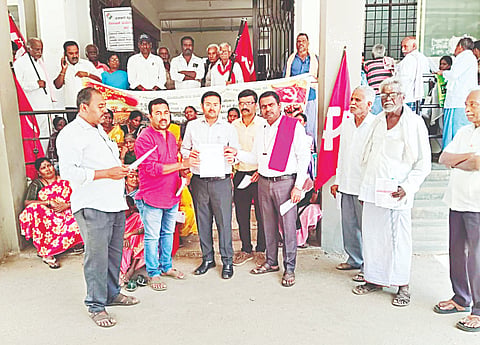 ರೈತರು ಮತ್ತು ಕೂಲಿಕಾರರ ಸಾಲ ಮನ್ನಾ ಮಾಡಬೇಕು ಎಂದು ಆಗ್ರಹಿಸಿ ಸಿಪಿಐ (ಎಂ) ಕಾರ್ಯಕರ್ತರು ಮದ್ದೂರು ತಾಲೂಕು ಕಚೇರಿ ಆವರಣದಲ್ಲಿ ಪ್ರತಿಭಟನೆ ನಡೆಸಿ ತಹಸೀಲ್ದಾರ್ ಶಿವಕುಮಾರ್ ಬಿರಾದಾರ್ ಅವರಿಗೆ ಮನವಿ ಪತ್ರ ಸಲ್ಲಿಸಿದರು. ಬಿ.ಹನುಮೇಶ್, ಭರತ್‌ರಾಜ್, ಶೋಭಾ, ಲತಾ, ಸಿ.ಪ್ರದೀಪ್ ಇತರರಿದ್ದರು.