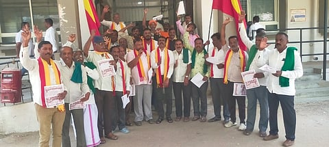  ಕಸ್ತೂರಿ ಕರ್ನಾಟಕ ಜನಪರ ವೇದಿಕೆ ವತಿಯಿಂದ ಮದ್ದೂರಿನ ತಾಲೂಕು ಕಚೇರಿ ಮುಂದೆ ಶುಕ್ರವಾರ ಪ್ರತಿಭಟನೆ ನಡೆಯಿತು. ವಿ.ಸಿ.ಉಮಾಶಂಕರ, ಸೊ.ಶಿ.ಪ್ರಕಾಶ್, ತಿಪ್ಪೂರು ರಾಜೇಶ್, ಎಂ.ಸಿ.ಲಿಂಗರಾಜು, ಉಮೇಶ್ ಸೇರಿದಂತೆ ಇತರರು ಇದ್ದರು.