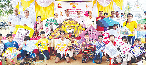 ಮದ್ದೂರು ನಗರದ ದಂಡಿನ ಮಾರಮ್ಮ ದೇವಾಲಯದ ಬಳಿ  ಜಿಲ್ಲಾಮಟ್ಟದ ಗಾಳಿಪಟ ಸ್ಪರ್ಧೆಗೆ ತಗ್ಗಹಳ್ಳಿ ಚಂದ್ರು ಚಾಲನೆ ನೀಡಿದರು. ಚಂದ್ರಶೇಖರ್, ರಾಜಶೇಖರ್, ಶಂಕರಯ್ಯ, ಶಿವಕುಮಾರ್, ಗುರುಸ್ವಾಮಿ, ಲಾರಾಪ್ರಸನ್ನ, ಪುನೀತ್ ಇದ್ದರು. 