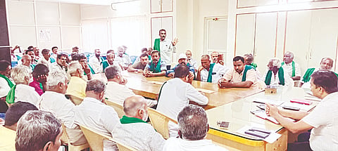 ಕೊಪ್ಪದ ಎನ್‌ಎಸ್‌ಎಲ್ ಕಾರ್ಖಾನೆಯಲ್ಲಿ ಕಬ್ಬು ಬೆಳೆಗಾರರು ಹಾಗೂ ರೈತ ಸಂಘದ ಪದಾಧಿಕಾರಿಗಳ ಸಭೆ ಆಯೋಜಿಸಲಾಗಿತ್ತು. ಕೀಳಘಟ್ಟ ನಂಜುಂಡಯ್ಯ, ಸೊ.ಶಿ.ಪ್ರಕಾಶ್, ವಿನೋದ್‌ಬಾಬು, ರಾಮಚಂದ್ರರಾವ್, ಗೌರಿ ಪ್ರಕಾಶ್, ಚಂದ್ರಶೇಖರ್, ಮಹದೇವಪ್ಪ ಹಾಗೂ ಪಾಂಡು ಇದ್ದರು.