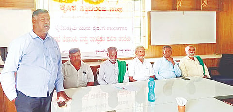 ಮದ್ದೂರು ತಾಲೂಕಿನ ಸೋಮನಹಳ್ಳಿಯ ಕೃಷಿ ಸ್ವಾವಲಂಬಿ ಕಚೇರಿಯಲ್ಲಿ ಕೃಷಿಕ ಸ್ವಾವಲಂಬಿ ಸಂಘ ಕೃಷಿಕರಿಗೆ ಆಯೋಜಿಸಿದ್ದ ಅಣಬೆ ಬೇಸಾಯ ಮತ್ತು ತಾಂತ್ರಿಕತೆ ಕುರಿತ ತರಬೇತಿಯಲ್ಲಿ ಕೃಷಿಕ ಸ್ವಾವಲಂಬಿ ಸಂಘದ ಪ್ರಧಾನ ಕಾರ್ಯದರ್ಶಿ ನ.ಲಿ.ಕೃಷ್ಣ ಮಾತನಾಡಿದರು. ಪ್ರಸನ್ನ, ಸಿ.ಪುಟ್ಟಸ್ವಾಮಿ, ರವೀಂದ್ರ, ಬಸವರಾಜ್, ರಾಮಲಿಂಗೇಗೌಡ, ಉಮೇಶ್ ಇದ್ದರು.