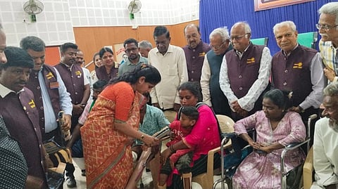 ಚಾಮರಾಜನಗರದ ಡಾ.ಬಿ.ಆರ್.ಅಂಬೇಡ್ಕರ್ ಭವನದಲ್ಲಿ ರೋಟರಿ ಸಂಸ್ಥೆ, ಮೈಸೂರು ಸೇಲ್ಸ್ ಇಂಟರ್ ನ್ಯಾಷನಲ್ ಲಿಮಿಟೆಡ್ ಸಹಯೋಗದಲ್ಲಿ ಮಂಗಳವಾರ ಆಯೋಜಿಸಿದ್ದ ಕೃತಕ ಕೈ-ಕಾಲು ಉಚಿತ ಜೋಡಣೆ ಶಿಬಿರವನ್ನು ಜಿಲ್ಲಾಧಿಕಾರಿ ಶ್ರೀರೂಪಾ ಉದ್ಘಾಟನೆ ಮಾಡಿದರು. ಕಾಗಲವಾಡಿ ಚಂದ್ರು, ಸೋಮಶೇಖರ್, ರಾಮಕೃಷ್ಣ ಇದ್ದರು.