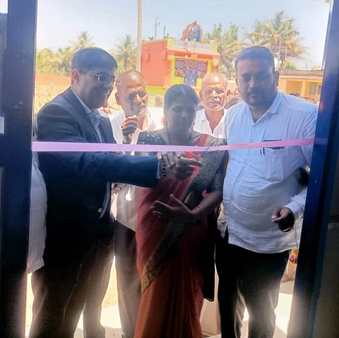 ಚಾಮರಾಜನಗರ ತಾಲೂಕಿನ ಕೆಲ್ಲಂಬಳ್ಳಿ ಗ್ರಾಮದಲ್ಲಿ ಕೆನರಾ ಬ್ಯಾಂಕ್‌ನ ಸಿಎಸ್‌ಆರ್ ಅನದಾನದಲ್ಲಿ ನಿರ್ಮಾಣ ಮಾಡಿರುವ ಶುದ್ಧ ಕುಡಿಯುವ ನೀರಿನ ಘಟಕವನ್ನು ಬ್ಯಾಂಕ್ ಎಜಿಎಂ ಪಿ.ಎಸ್.ಉಮೇಶ್ ಬುಧವಾರ ಉದ್ಘಾಟಿಸಿದರು. ಸೋಮು, ಸುಮಿತ್ರಾ, ರಂಗಸ್ವಾಮಿ, ರಾಜೇಶ್ ಇತರರಿದ್ದರು.