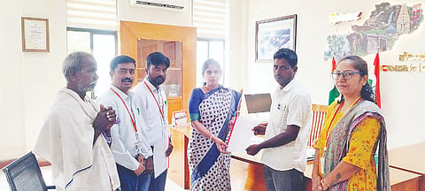 ಚಾಮರಾಜನಗರದ ಜಿಲ್ಲಾಧಿಕಾರಿ ಕಚೇರಿಯಲ್ಲಿ ಡಿಸಿ ಶ್ರೀರೂಪಾ ಹನೂರಿನಲ್ಲಿ ವಿಷ ಮಿಶ್ರಿತ ನೀರು ಕುಡಿದು ಹಸುಗಳು ಮೃತಪಟ್ಟ ಮಾಲೀಕರಿಗೆ ಸೋಮವಾರ ಪರಿಹಾರದ ಆದೇಶ ಪತ್ರ ವಿತರಿಸಿದರು. ಪಶು ವೈದ್ಯಾಧಿಕಾರಿ ಡಾ.ಸಿದ್ದರಾಜು, ಹಸು ಮಾಲೀಕರಾದ ಪರಶಿವಮೂರ್ತಿ, ತಂಗರಾಜು ಮತ್ತು ಇತರರಿದ್ದರು.