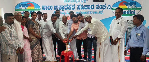 ಚಾಮರಾಜನಗರ ತಾಲೂಕಿನ ವೆಂಕಟಯ್ಯನಛತ್ರ ಗ್ರಾಮದ ಡೇರಿಯ ಸರ್ವ ಸದಸ್ಯರ ವಾರ್ಷಿಕ ಮಹಾಸಭೆಯನ್ನು ಚಾಮುಲ್ ನಿರ್ದೇಶಕ ಎಚ್.ಎಸ್. ಬಸವರಾಜು ಉದ್ಘಾಟಿಸಿದರು. ಸದಾಶಿವಮೂರ್ತಿ, ಎಚ್.ಎಂ.ಬಸವಣ್ಣ, ಭಾಗ್ಯರಾಜ್, ಶಿವರಾಜು, ಕೃಷ್ಣಗೌಡ, ಮಹದೇವಸ್ವಾಮಿ, ಬಿ.ಎನ್.ನಾಗರಾಜು ಇತರರು ಇದ್ದರು.