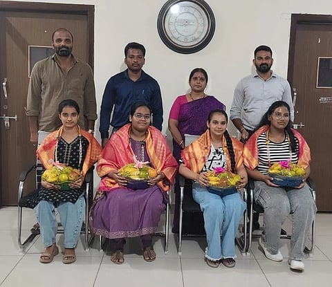 ಚಾಮರಾಜನಗರದ ಬ್ರೈಟ್ ಪಿಯು ಕಾಲೇಜಿನಲ್ಲಿ ದ್ವಿತೀಯ ಪಿಯುಸಿ ಪರೀಕ್ಷೆಯಲ್ಲಿ ವಾಣಿಜ್ಯ ವಿಭಾಗದಲ್ಲಿ 600ಕ್ಕೆ 592 ಅಂಕ ಪಡೆದ ನೇತ್ರಾ, ಸಂಜನಾ ಮತ್ತು 587 ಅಂಕ ಪಡೆದ ಸಿಂಧುಶ್ರೀ, 586 ಅಂಕ ಪಡೆದ ಎಸ್.ಅಮೃತಾ ವಿದ್ಯಾರ್ಥಿಗಳನ್ನು ಸನ್ಮಾನಿಸಲಾಯಿತು. ಈ ವೇಳೆ ಪ್ರಾಂಶುಪಾಲ ಪ್ರಜ್ವಲ್, ಉಪನ್ಯಾಸಕರಾದ ರಂಗನಾಥ್, ಯೋಗೇಶ್, ಆಡಳಿತಾಧಿಕಾರಿ ಮೇನಕಾ ಇದ್ದರು.