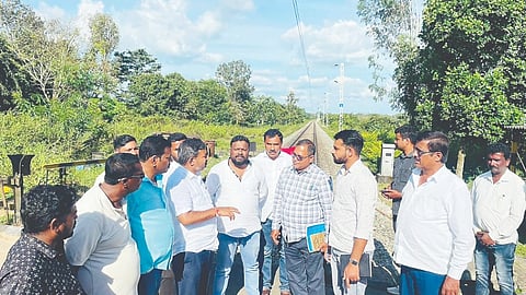ಆಲೂರು ಕಸಬಾ ಯಡೂರು ರೈಲ್ವೆ ಕ್ರಾಸಿಂಗ್ ಬಳಿ ಕೇಂದ್ರ ರೈಲ್ವೆ ರಾಜ್ಯ ಸಚಿವರ ನಿರ್ದೇಶನದಂತೆ ಶಾಸಕ ಸಿಮೆಂಟ್ ಮಂಜು ಸ್ಥಳ ಪರಿಶೀಲಿಸಿದರು. ಹುಣಸವಳ್ಳಿ ಗ್ರಾಮ ಪಂಚಾಯಿತಿಯ ಸದಸ್ಯ ಮಾವನೂರು ಮೋಹನ್, ಬಿಜೆಪಿಯ ಮುಖಂಡ ನಂಜುಂಡಪ್ಪ, ಹೇಮಂತ್, ಜೆಸಿಪಿ ಲೋಕೇಶ್ ಸೇರಿದಂತೆ  ಇತರರು ಇದ್ದರು.
