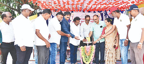 ನಗರದ ತಾಲೂಕು ಕ್ರೀಡಾಂಗಣದಲ್ಲಿ ಲಯನ್ಸ್ ಶಿಕ್ಷಣ ಸಂಸ್ಥೆಯಿಂದ ಆಯೋಜನೆ ಮಾಡಲಾಗಿದ್ದ 2 ದಿನಗಳ ಕಾಲ ನಡೆಯಲಿರುವ ಕಸಬಾ ಹೋಬಳಿ ಮಟ್ಟದ ಪ್ರೌಢಶಾಲಾ ಕ್ರೀಡಾಕೂಟವನ್ನು ಜ್ಯೋತಿ ಬೆಳಗಿಸುವ ಮೂಲಕ ಚಾಲನೆ ನೀಡಿದರು.