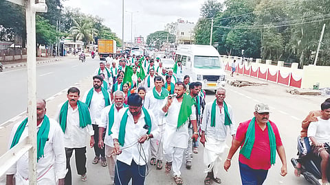 ಗುಂಡ್ಲುಪೇಟೆ ತಾಲೂಕಿನ ಕೆರೆಗಳಿಗೆ ನೀರು ತುಂಬಿಸುವಂತೆ ಒತ್ತಾಯಿಸಿ ರೈತರು ಪಟ್ಟಣದಲ್ಲಿ ಭಾನುವಾರ ಪಾದಯಾತ್ರೆ ಆರಂಭಿಸಿದರು. ರಾಜ್ಯ ರೈತ ಸಂಘ ಹಾಗೂ ಹಸಿರು ಸೇನೆ ತಾಲೂಕು ಅಧ್ಯಕ್ಷ ದಿಲೀಪ, ಜಿಲ್ಲಾ ಕಾರ್ಯದರ್ಶಿ ಮಾಧು, ಬೊಮ್ಮನಹಳ್ಳಿ ಲೋಕೇಶ, ಕುಮಾರ್ ಇತರರು ಇದ್ದರು