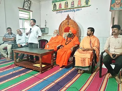ಬಾಳೆಹೊನ್ನೂರು ರಂಭಾಪುರಿ ಪೀಠದ ಜಾತ್ರಾ ಮಹೋತ್ಸವದ ಅಂಗವಾಗಿ ನಡೆದ ಪೂರ್ವಭಾವಿ ಸಭೆಯಲ್ಲಿ ಜಿಪಂ ಮಾಜಿ ಉಪಾಧ್ಯಕ್ಷ ಎಂ.ಎಸ್.ಚನ್ನಕೇಶವ ಗೌಡ ಮಾತನಾಡಿದರು. ಯಡಿಯೂರು ರೇಣುಕ ಶಿವಾಚಾರ್ಯರು, ಸಿದ್ಧರಬೆಟ್ಟ ವೀರಭದ್ರ ಶಿವಾಚಾರ್ಯರು, ಹುಲಿಗೆ ಸೋಮೇಶ್ವರ ಶಿವಾಚಾರ್ಯರು, ಆರ್.ಡಿ.ಮಹೇಂದ್ರ, ಬಸವರಾಜ್, ಚಂದ್ರಮ್ಮ, ಮಹಮ್ಮದ್ ಹನ್ೀ ಇದ್ದರು. 