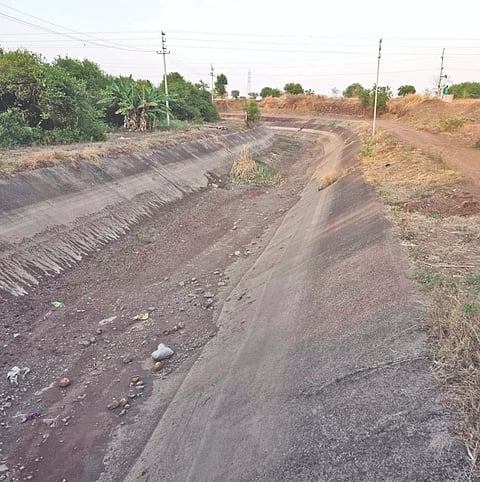 ದೇವರಹಿಪ್ಪರಗಿ-ಇಂಡಿ ರಸ್ತೆಯಲ್ಲಿ ನೀರಿಲ್ಲದೆ ಒಣಗಿ ನಿಂತ ಕಾಲುವೆ.