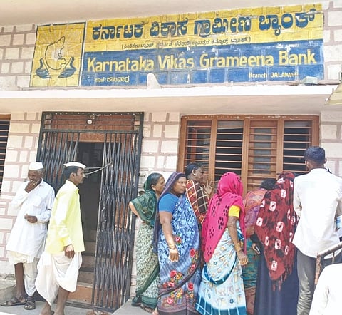 ದೇವರಹಿಪ್ಪರಗಿ ತಾಲೂಕಿನ ಜಾಲವಾದ ಗ್ರಾಮದ ಕರ್ನಾಟಕ ವಿಕಾಸ ಗ್ರಾಮೀಣ ಬ್ಯಾಂಕ್ ಶಾಖೆಯಲ್ಲಿ ಸಿಬ್ಬಂದಿ ಕೊರತೆಯಿಂದ ಗ್ರಾಹಕರು ಸಾಲಿನಲ್ಲಿ ನಿಂತಿರುವುದು.