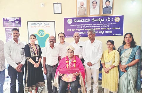 ವಂಡ್ಸೆ ನಿರಾಮಯ ಸೊಸೈಟಿ ಆಡಳಿತ ಮತ್ತು ಕಾರ್ಯನಿರ್ವಾಹಕ ಮಂಡಳಿ ಸಭೆಯಲ್ಲಿ ಜಿಪಂ ಮುಖ್ಯ ಕಾರ್ಯನಿರ್ವಹಣಾಧಿಕಾರಿ ಪ್ರತಿಕ್​ ಬಾಯಲ್​ ಅವರನ್ನು ಸನ್ಮಾನಿಸಲಾಯಿತು. ಪ್ರಮುಖರಾದ ಡಾ.ನಾಗಭೂಷಣ ಉಡುಪ, ಡಾ.ಅತುಲ್​ ಕುಮಾರ್​ ಶೆಟ್ಟಿ, ಡಾ.ಪ್ರಶಾಂತ್​ ಭಟ್​, ಡಾ.ಲತಾ ನಾಯಕ್​ ಮತ್ತಿತರರಿದ್ದರು.